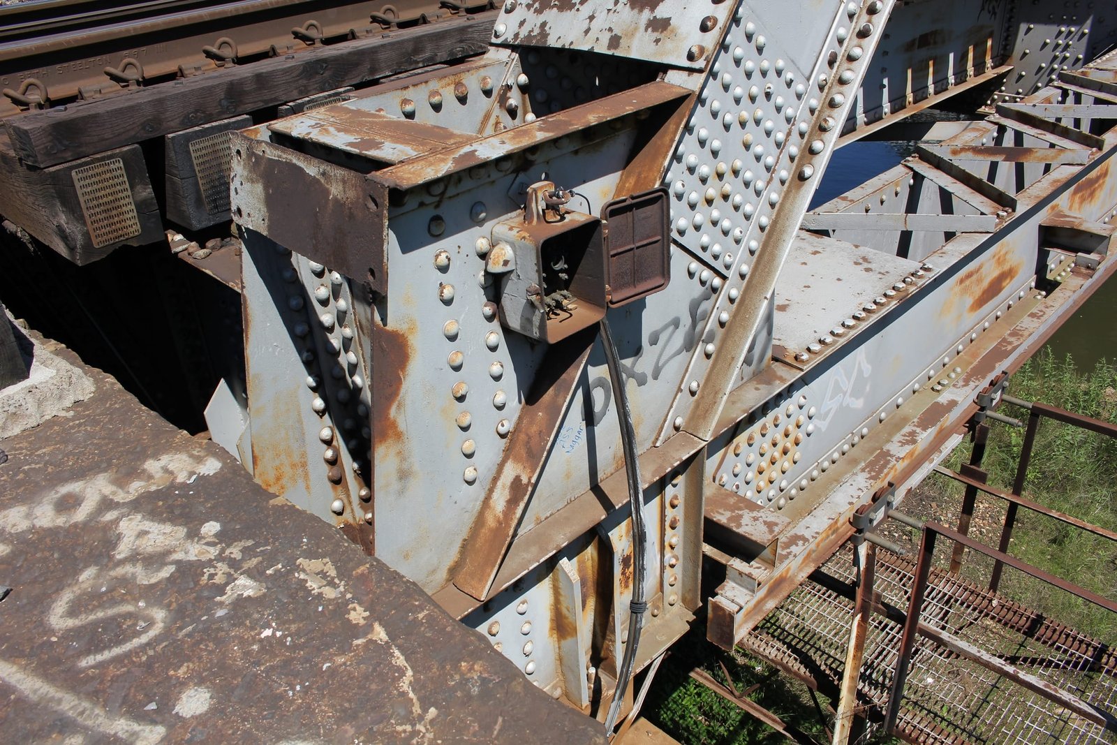 Lower angle connection